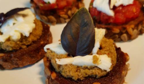 Crostini avec trio de tapenade, mozzarella et basilic