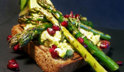 Toast VitaFibres avocat aux légumes grillés et grenade